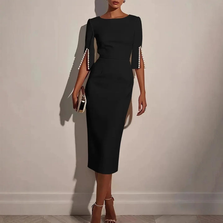 Robe élégante mi-longue à manches fendues ornées de perles