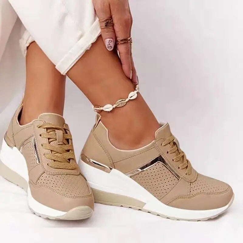 Léa | Sneaker compensée à détails dorés