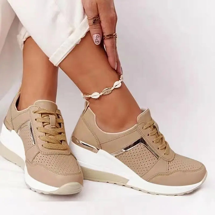 Léa | Sneaker compensée à détails dorés