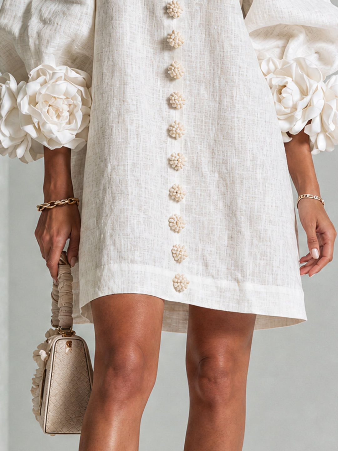 Éléonore | Robe courte à fleurs 3D et boutons ornementaux